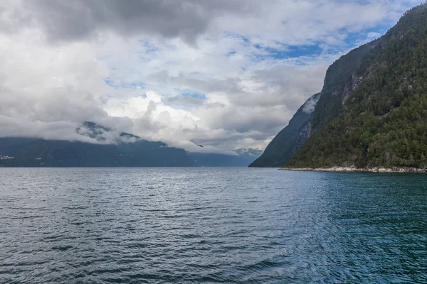 Bellissimo paesaggio norvegese. vista dei fiordi. Norvegia ideale riflesso fiordo in acqua limpida. focus selettivo — Foto Stock