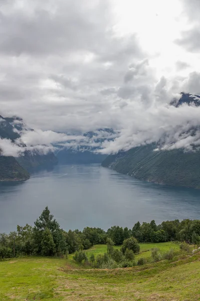 Krásná norská krajina. pohled na fjordy. Norsko ideální fjord odraz v čisté vodě — Stock fotografie