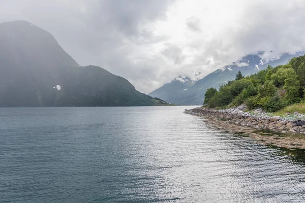 Конец фьорда. Пейзаж. вид на фьорды. Норвегия идеальное отражение фьорда в прозрачной воде в облачную погоду. селективный фокус — стоковое фото