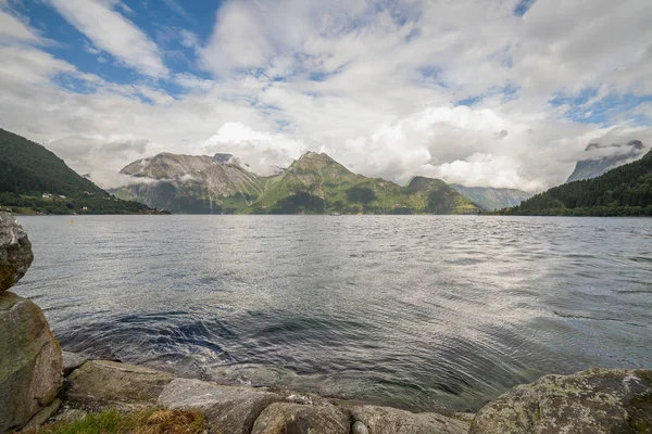 Fin del fiordo. Hermoso paisaje noruego. vista de los fiordos. Noruega reflejo ideal del fiordo en aguas claras En tiempo nublado. enfoque selectivo — Foto de Stock