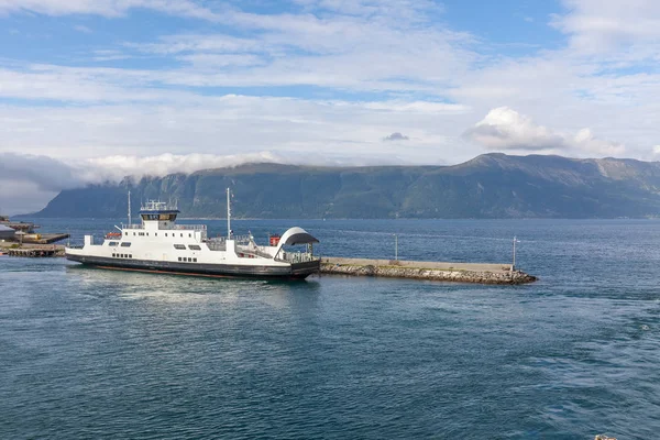 Schiff steht an der Anlegestelle bereit, um in norwegischen Fjord zu gehen. Tolle Fährfahrt in schönen Fjorden in Norwegen — Stockfoto