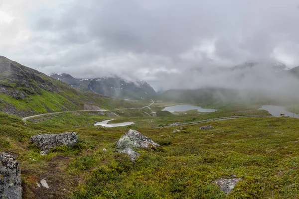 Norská letní krajina, nádherný výhled na zasněžené hory s čistým, studeným vzduchem v létě, selektivní zaměření. — Stock fotografie