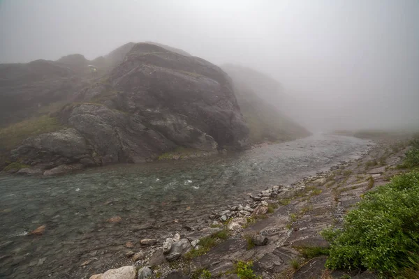 Úžasná horská řeka v Norsku mlhavé ráno Tyrkysová řeka. Rychlý tok horské řeky v Norsku — Stock fotografie