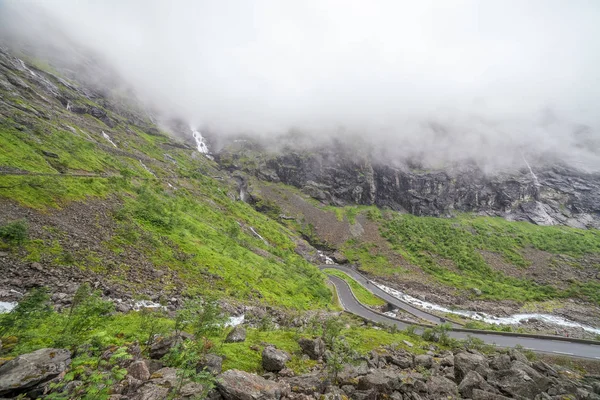 Trollstigen serpentine mountain road, Norvegia, focus selettivo . — Foto Stock