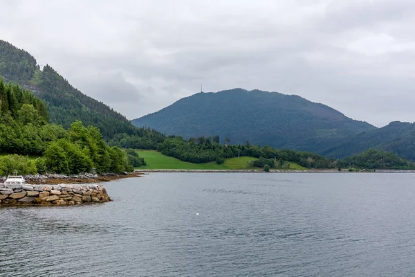 Hermoso paisaje noruego. vista de los fiordos. Noruega reflejo ideal fiordo en aguas claras. enfoque selectivo — Foto de Stock