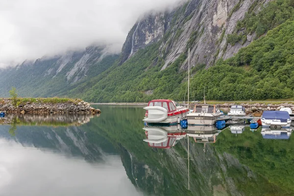 挪威莫尔德- 2016年6月7日：码头上的渔船反映在背景为挪威高山的水面上 — 图库照片
