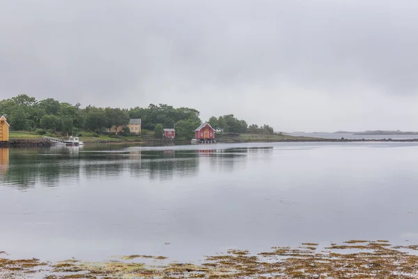Конец фьорда. Пейзаж. вид на фьорды. Норвегия идеальное отражение фьорда в прозрачной воде в облачную погоду. селективный фокус — стоковое фото