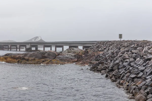 Puente de la carretera atlántica en el tiempo brumoso, Costa Atlántica, Pintoresco camino entre la isla número 64 de la ciudad Kristiansund en la ciudad Moldi — Foto de Stock