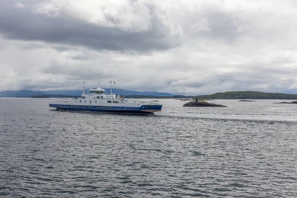 Navio de cruzeiro para visitar fiordes na Noruega, foco seletivo — Fotografia de Stock