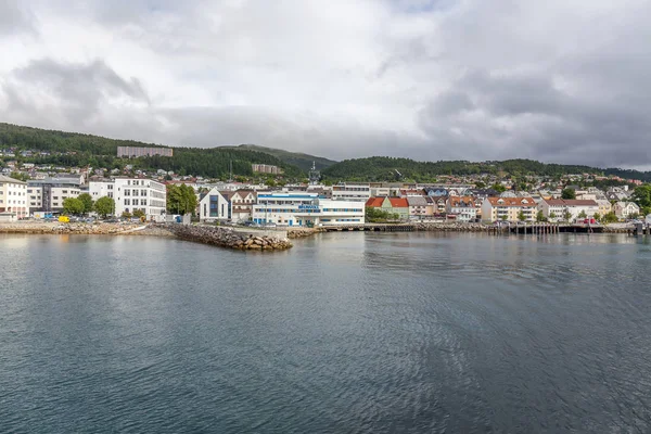 Molde, Noruega - 14 de junho de 2016: vista de uma pequena cidade do convés de navios, foco seletivo . — Fotografia de Stock