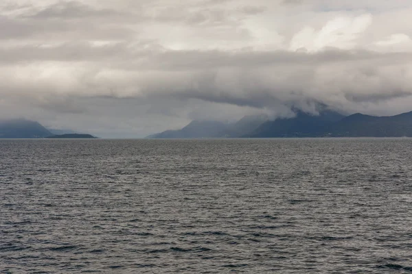 Krásná norská krajina. pohled na fjordy. Norsko ideální fjord odraz v čisté vodě. selektivní zaměření — Stock fotografie