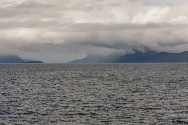 美しいノルウェーの風景。フィヨルドの眺めだノルウェー澄んだ水の中で理想的なフィヨルドの反射。選択的焦点 — ストック写真