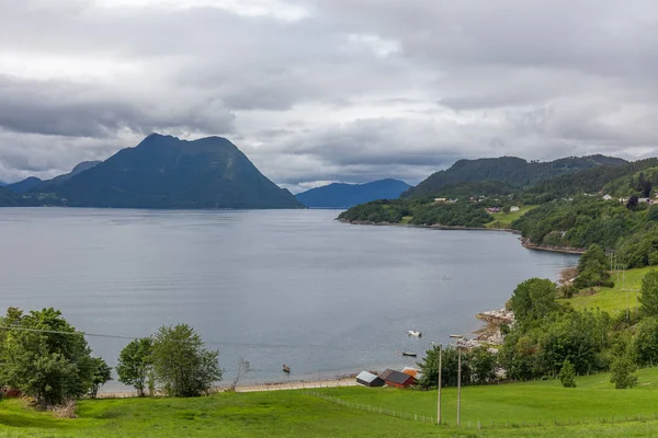 Gyönyörű norvég táj. kilátás a fjordokra. Norvégia ideális fjord tükröződés tiszta vízben. szelektív fókusz — Stock Fotó