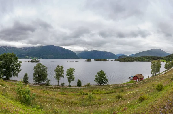 Linda paisagem norueguesa. vista dos fiordes com água azul-turquesa. Noruega reflexão fiorde ideal em águas claras. Vista panorâmica — Fotografia de Stock