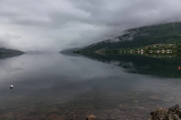 Vége a fjordnak. Gyönyörű norvég táj. kilátás a fjordokra. Norvégia ideális fjord tükröződés tiszta vízben felhős időben. szelektív fókusz — Stock Fotó