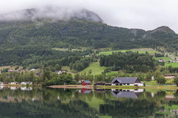 Kisváros norvég fjord szépen tükröződik a vízben, szelektív fókusz — Stock Fotó