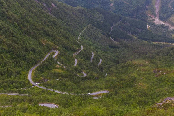 Винтовая дорога в Норвегии, Змеиная дорога в горах Норвегии, выборочный фокус, Вид с точки зрения зрения зрения — стоковое фото