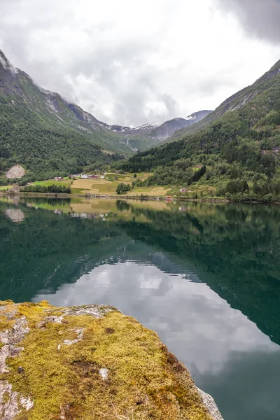 Gyönyörű norvég táj. kilátás a fjordokra. Norvégia ideális fjord tükröződés tiszta vízben. szelektív fókusz — Stock Fotó