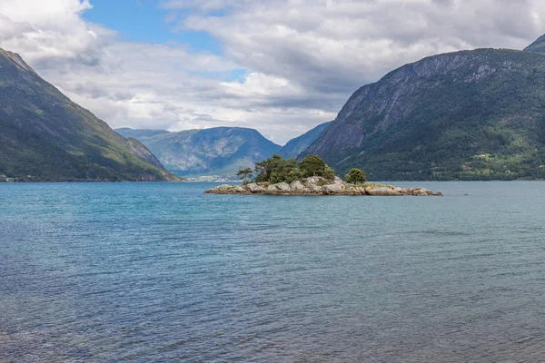 Fin del fiordo. Hermoso paisaje noruego. vista de los fiordos. Noruega reflejo ideal del fiordo en aguas claras En tiempo nublado. enfoque selectivo — Foto de Stock