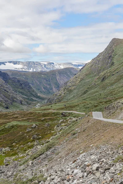 Strada in Norvegia montagne nella stagione estiva, attenzione selettiva . — Foto Stock