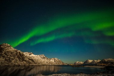 Dramatik kutup ışıkları, Kuzey Avrupa 'daki dağların üzerindeki Aurora borealis - Lofoten adaları, Norveç