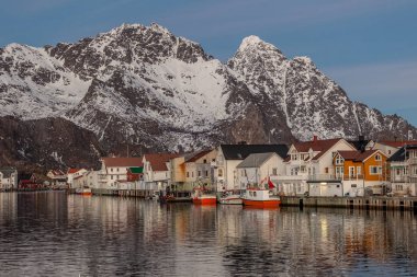 Kışın Lofoten 'daki rıhtım manzarası. Norveç 'te balıkçı köyü ve turist kasabası.