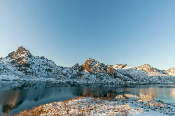 Increíble puesta de sol durante las horas azules sobre la montaña y el fiordo, paisaje de invierno, Noruega —  Fotos de Stock