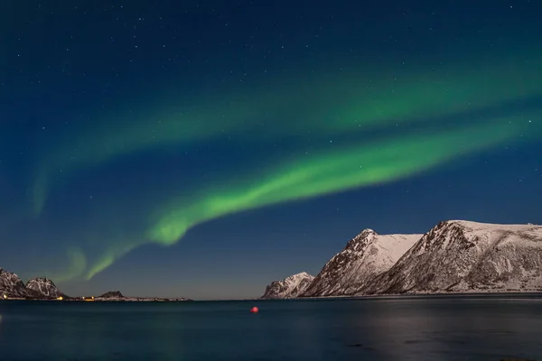 劇的な極の光、オーロラは北ヨーロッパの山の上にある-ロフトテン島、ノルウェー — ストック写真