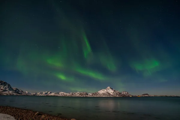 劇的な極の光、オーロラは北ヨーロッパの山の上にある-ロフトテン島、ノルウェー — ストック写真