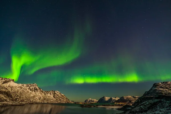 Яскраві полярні вогні, Aurora borealis над горами Північної Європи - Лофотенські острови, Норвегія. — стокове фото