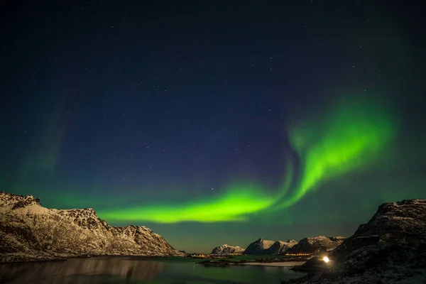 Luces polares dramáticas, Aurora boreal sobre las montañas en el norte de Europa - Islas Lofoten, Noruega — Foto de Stock