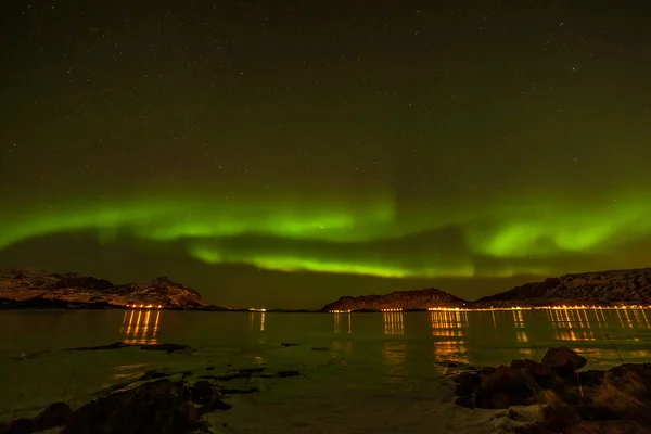 Luces polares dramáticas, Aurora boreal sobre las montañas en el norte de Europa - Islas Lofoten, Noruega —  Fotos de Stock