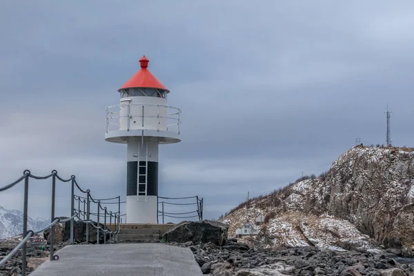 Laukvik 'teki eski deniz feneri gri havada, Lofoten, Nordland, Norveç — Stok fotoğraf