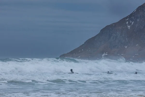 Surfistas de invierno en las islas Lofoten en Noruega — Foto de Stock