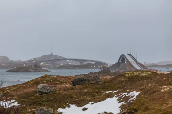 Piękny most w zimowy dzień na wyspach Lofoten w Norwegii. Nordycka sceneria. Podróże — Zdjęcie stockowe