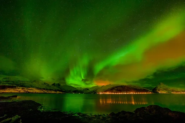Драматические полярные огни, Aurora borealis над горами на севере Европы - Лофские острова, Норвегия — стоковое фото
