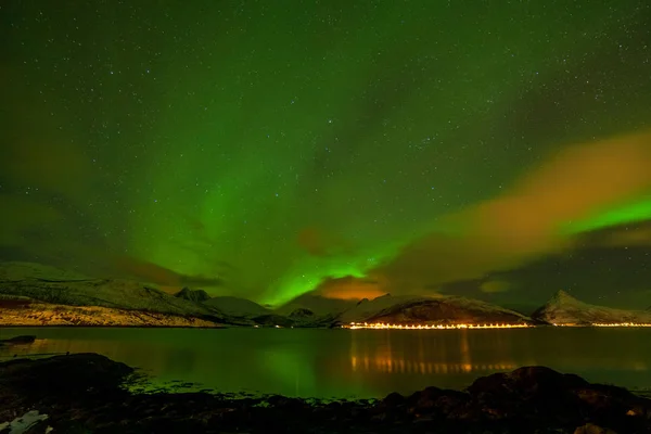 Lumières polaires dramatiques, aurores boréales au-dessus des montagnes dans le nord de l'Europe - îles Lofoten, Norvège — Photo