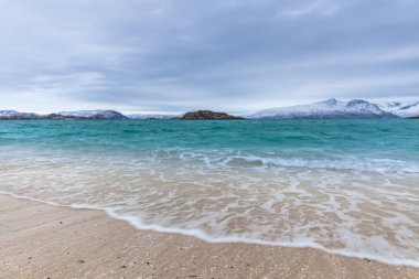 Kumsalın üzerinde güzel bir manzara. Sommaroy, Norveç. Kutup gecesi. uzun deklanşör hızı
