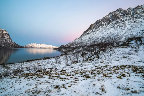 Όμορφη θέα πάνω από φιόρδ. Tromso, Νορβηγία. Πολική νύχτα. ταχύτητα του μακρού κλείστρου — Φωτογραφία Αρχείου