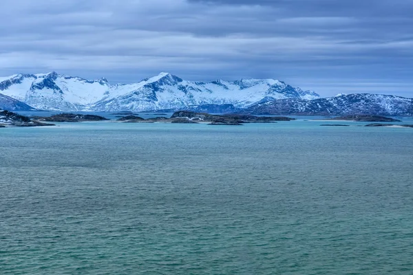 Bela vista sobre o fiorde. Sommaroy, Noruega. Noite polar. velocidade longa do obturador — Fotografia de Stock