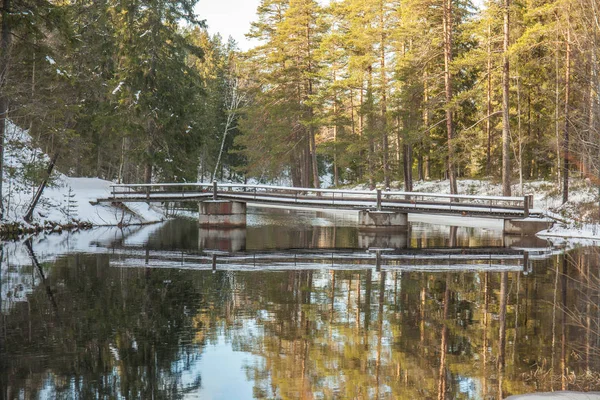 Paysage hivernal en Suède. La fonte de la neige sur le lac . — Photo