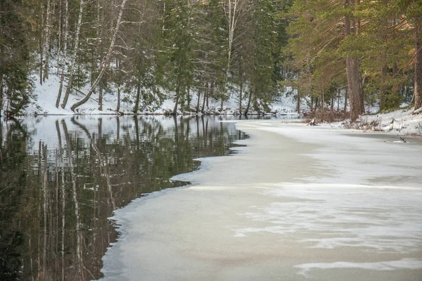 Paysage hivernal en Suède. La fonte de la neige sur le lac . — Photo