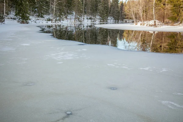 Paisaje invernal en Suecia. Derretimiento de nieve en el lago . — Foto de Stock