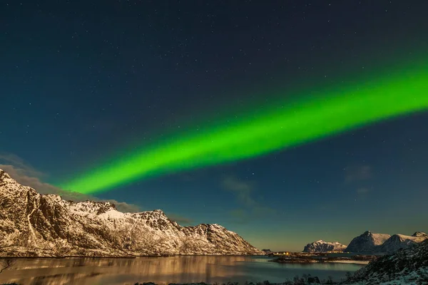 オーロラと海と空の反射と雪の山の冬の風景。自然、ロフテン・オーロラ・ボレリス。ノルウェーのロフテン島. — ストック写真