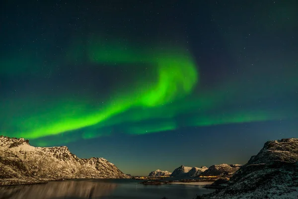Aurora Borealis en Tromso, Noruega frente al fiordo noruego, temporada de invierno, larga velocidad de obturación . — Foto de Stock