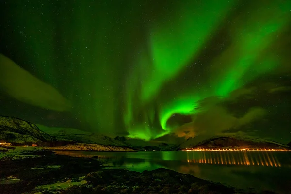 Aurora Borealis en Tromso, Noruega frente al fiordo noruego, temporada de invierno, larga velocidad de obturación . — Foto de Stock