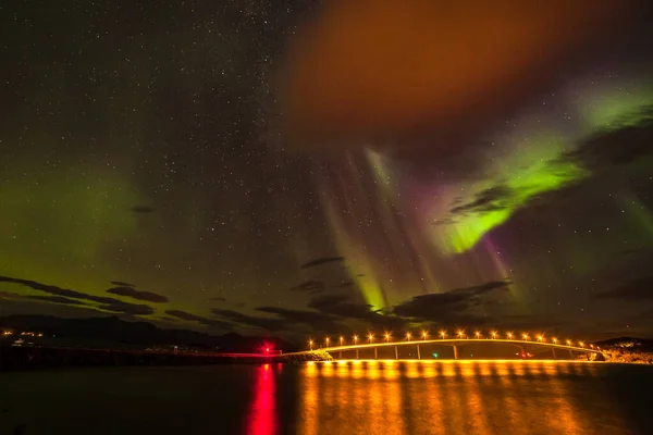 Lumières polaires dramatiques, aurores boréales au-dessus des montagnes dans le nord de l'Europe - îles Lofoten, Norvège — Photo