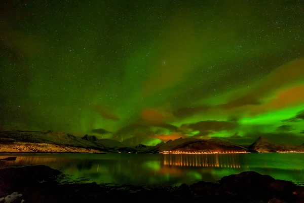 Csodálatos aurora borealis, északi fény, hegyek felett Észak-Európában - Lofoten-szigetek, Norvégia — Stock Fotó