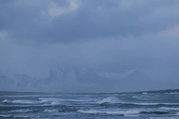 Vestrahorn mountaine på Stokksnes cape på Island under solnedgang. Populær turistattraksjon. Bilde av Island. Gjennom tåken kan du se fjellene . – stockfoto