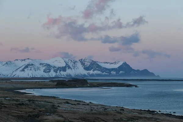 Bellissimo tramonto. Neve deserto paesaggio invernale nel Nord Europa. ghiandaia — Foto Stock